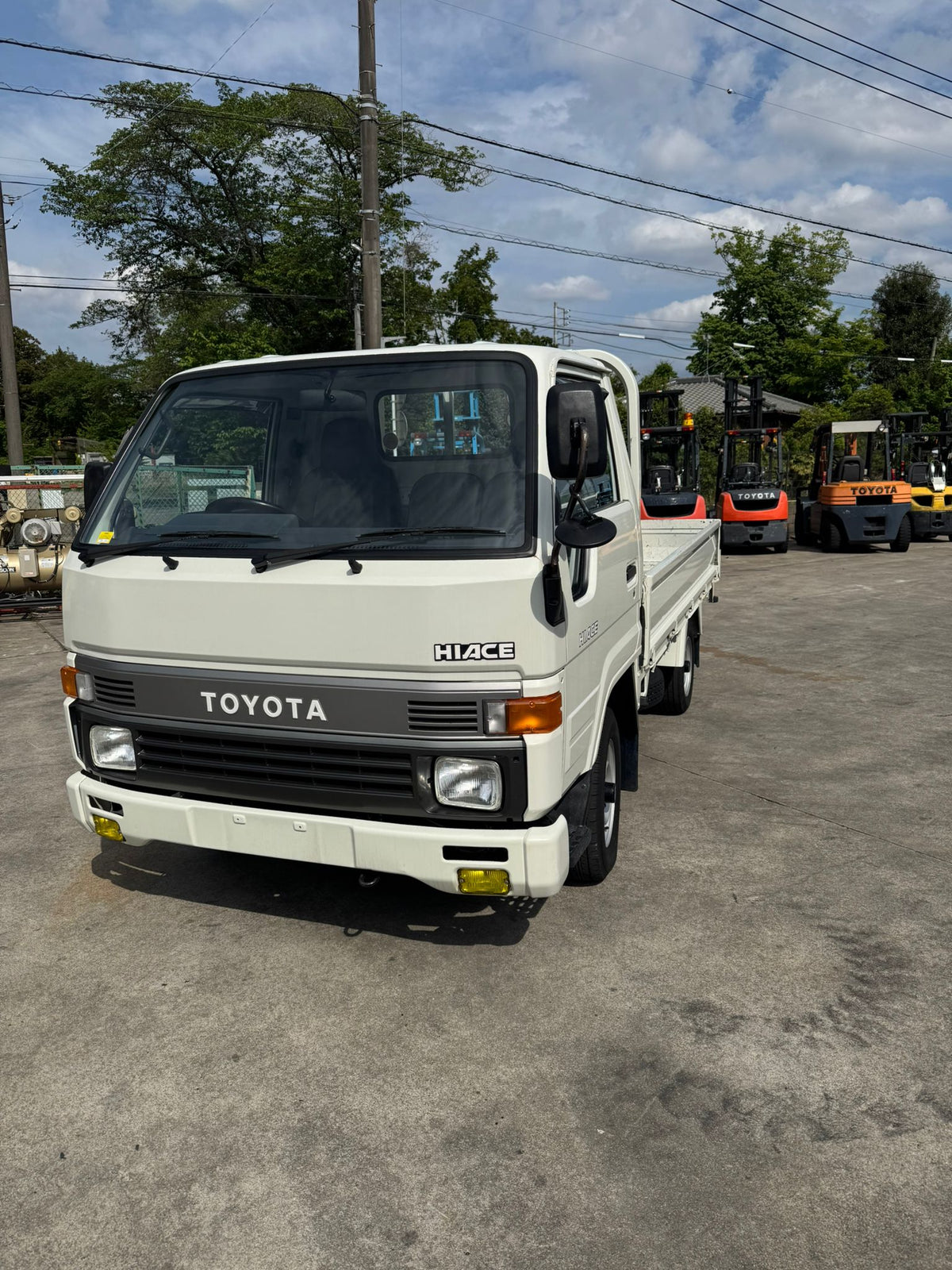 White 1993 Toyota HiAce Truck 4x2, photo 2 of 15