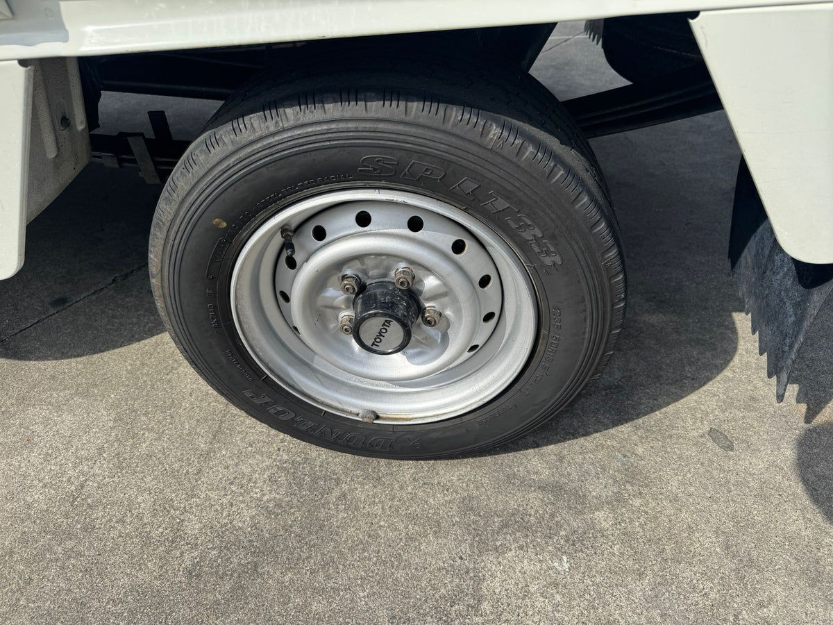 White 1993 Toyota HiAce Truck 4x2, photo 5 of 15