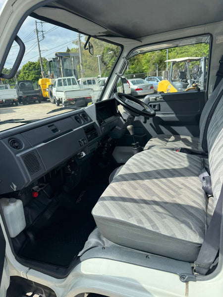 White 1993 Toyota HiAce Truck 4x2, photo 7 of 15
