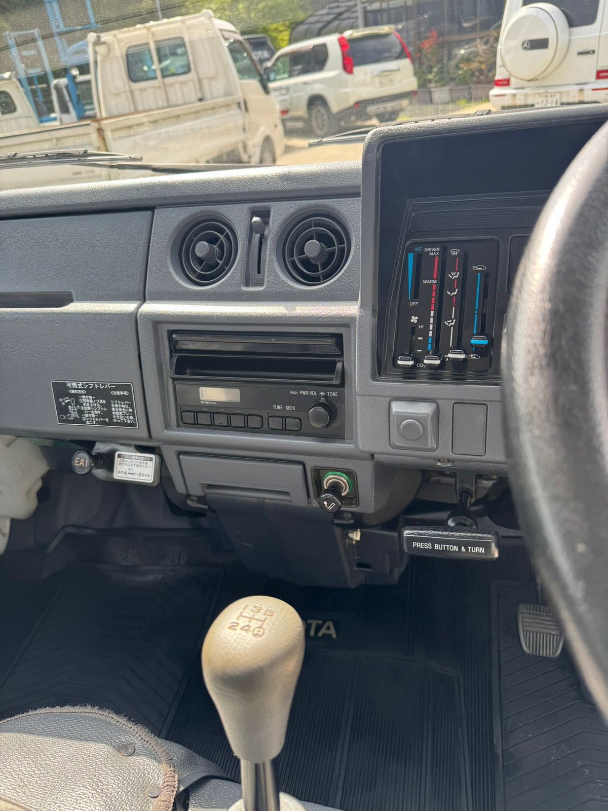 White 1993 Toyota HiAce Truck 4x2, photo 9 of 15