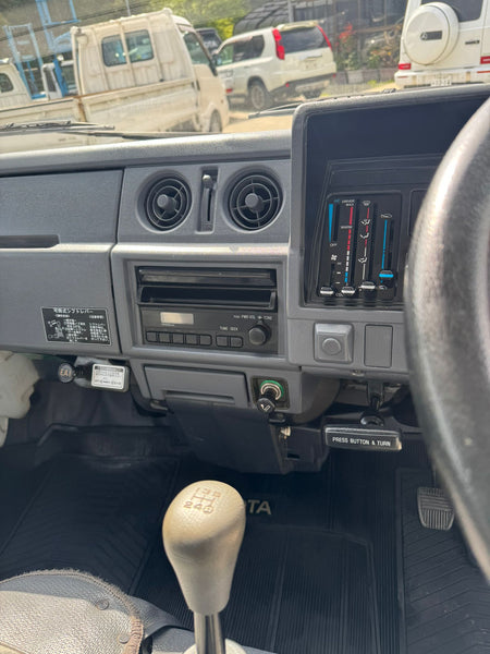 White 1993 Toyota HiAce Truck 4x2, photo 9 of 15
