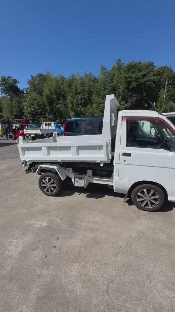 White 2000 Daihatsu Hijet Dump Truck 4x4, video 2
