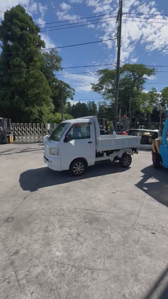 White 2000 Daihatsu Hijet Dump Truck 4x4, video 1